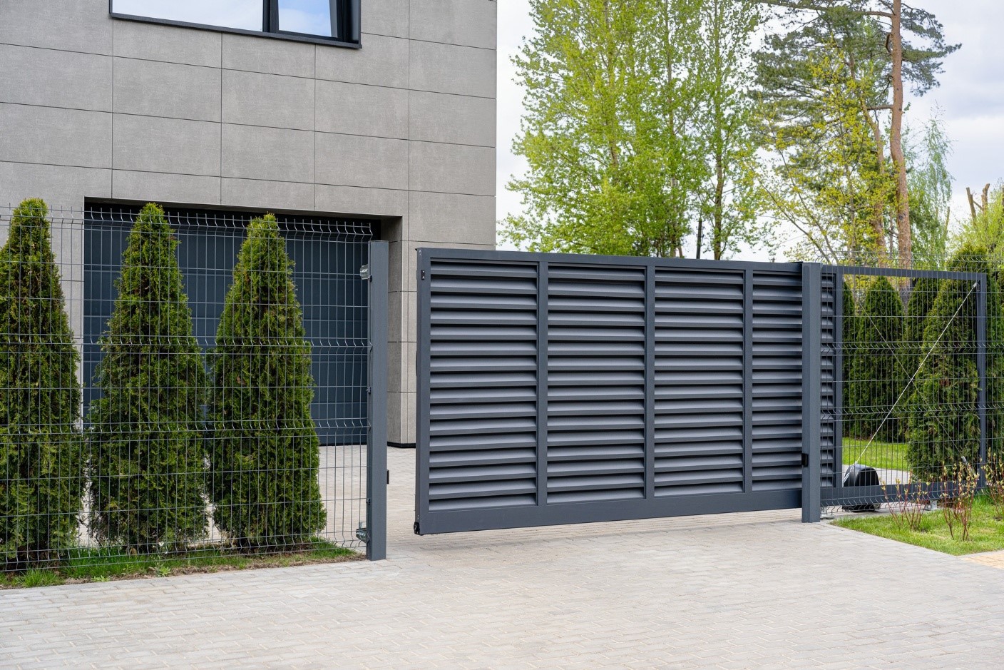 Как выбрать фундамент под забор с воротами: пошаговое руководство для владельцев участков