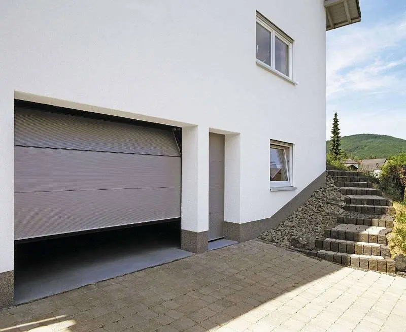 Секционные гаражные ворота с дверью Секционные гаражные ворота с дверью